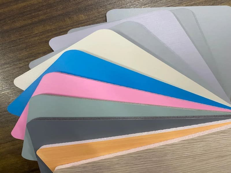 Wykonawca z łatwością tnie elastyczną podłogę z PVC na placu budowy